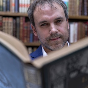 Entre la historia y la novela: Conversaciones con Luis Zueco